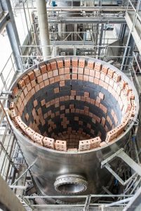 تصویر: نصب آجر نسوز آلومینایی در راکتور FCC پتروشیمی – فرآورده‌های نسوز تبریز